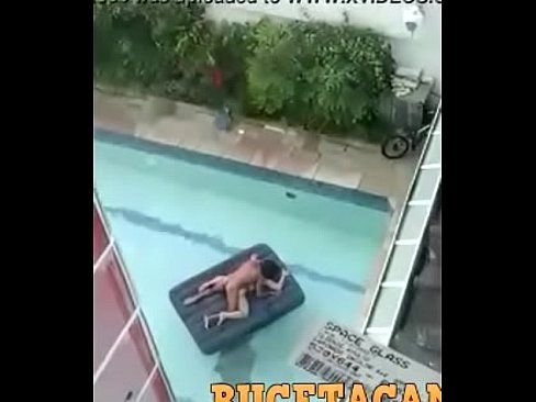 Flagra casal transando na piscina