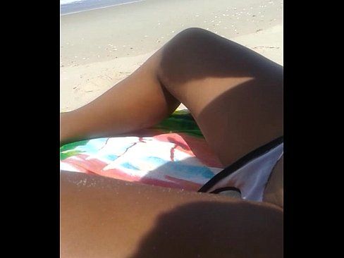 Dedando bucetinha da namorada na praia pra ela ficar pingando de tesão