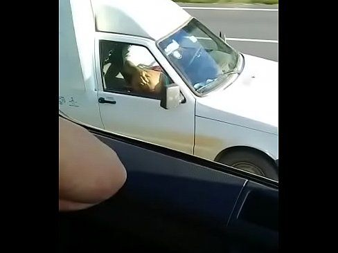 Caminhoneiro filma putaria dentro do carro na estrada, flagra de exibicionismo da gostosa